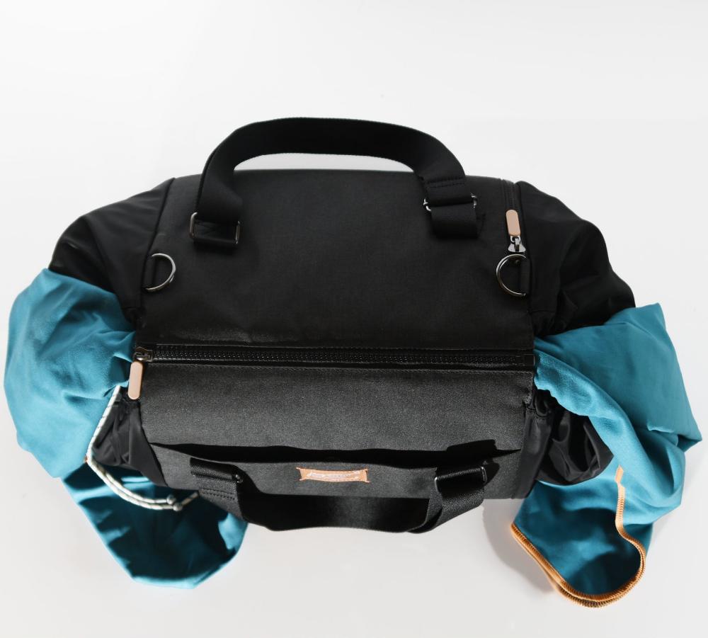 jacatote with towel across top section